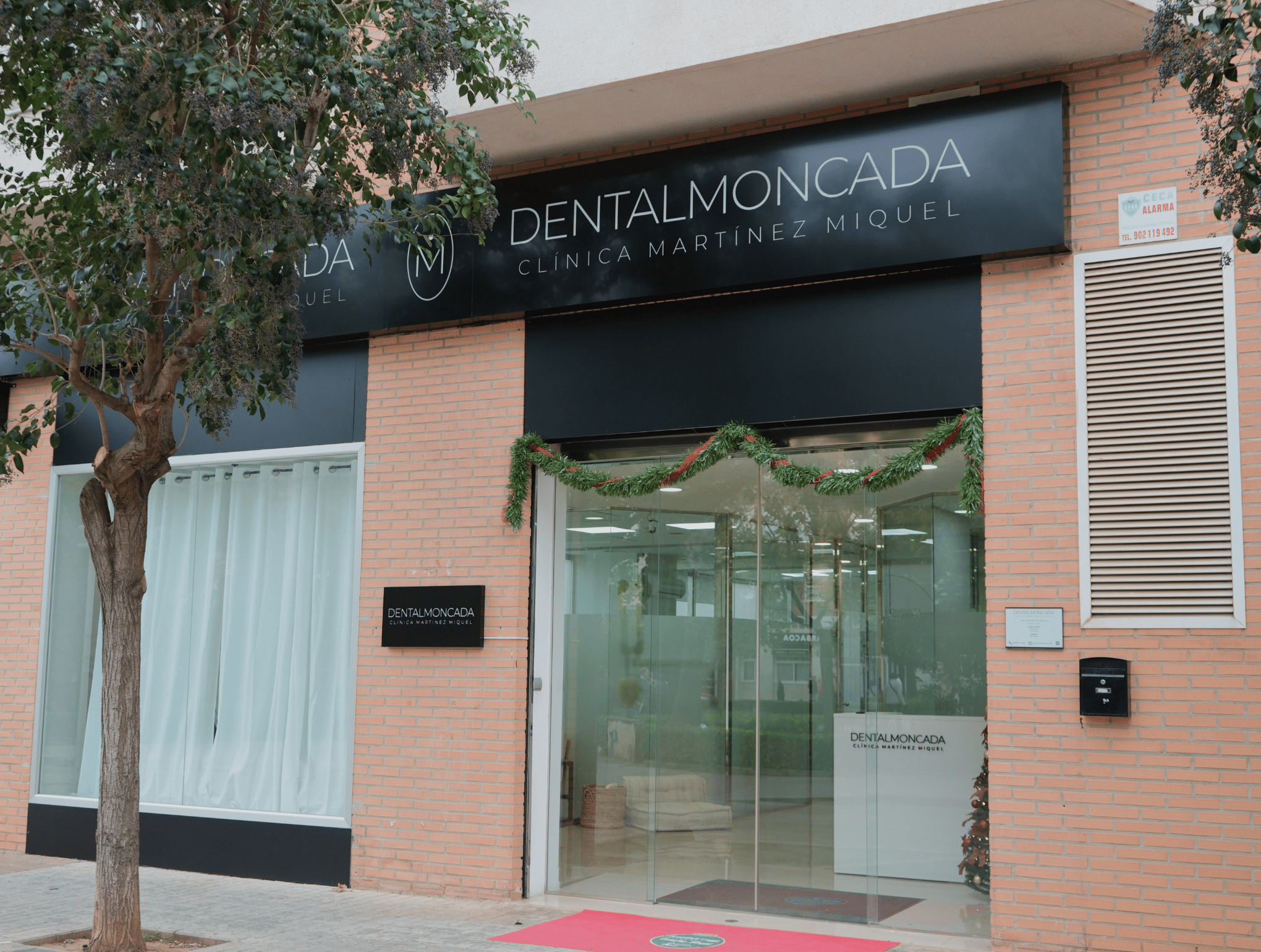Clínica Dental Moncada con equipo de dentistas en Moncada